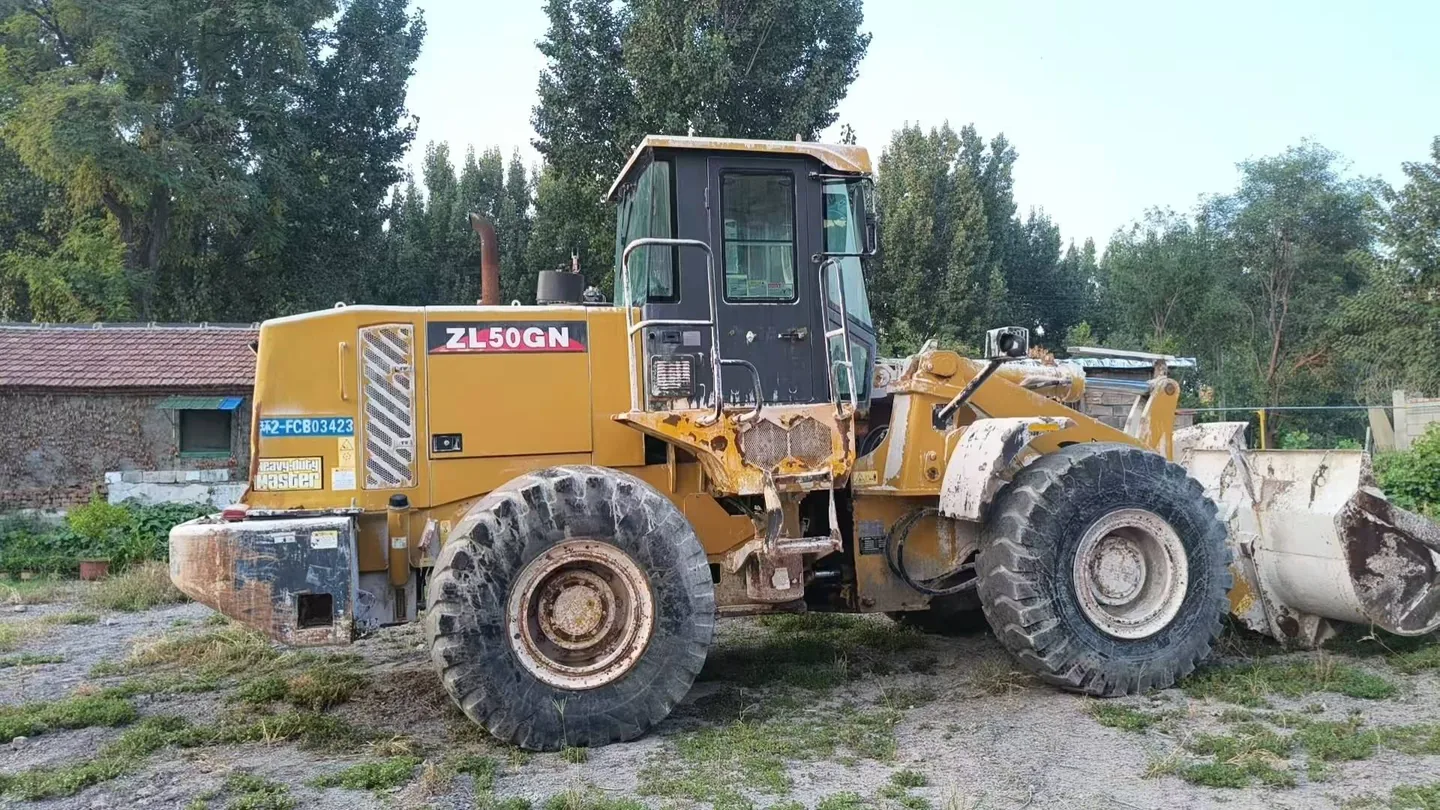 Wheel loader with bucket photographed from the side